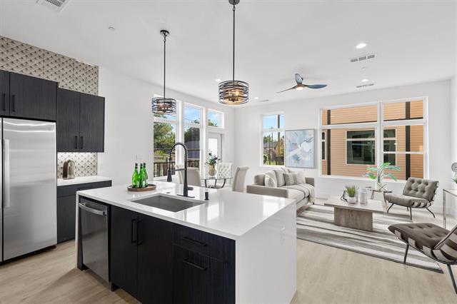 Building Photo - 727 W 10th St