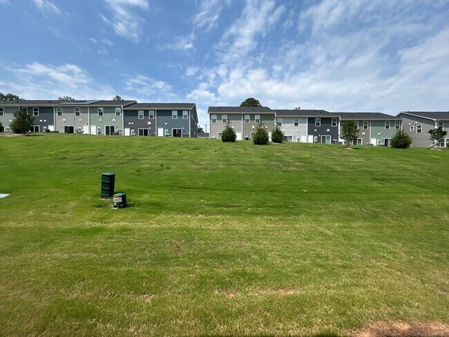 Building Photo - 3 Bedroom | 2.5 Bathroom End Unit Raleigh ...