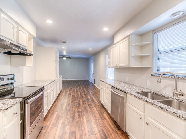 Building Photo - 17 Lakeside Ct