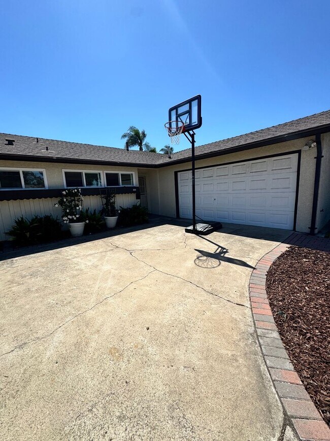 Building Photo - Beautifully Updated 4 Bedroom, 3 Bath Sing...