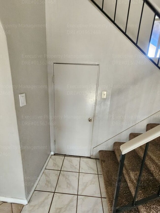 Building Photo - Charming 3 bedrooms/ 2.5 bathroom home.