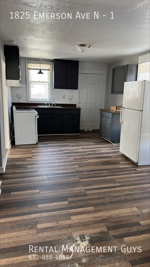 Building Photo - Ready to Rent 3 Bedroom Duplex! Fenced in ...