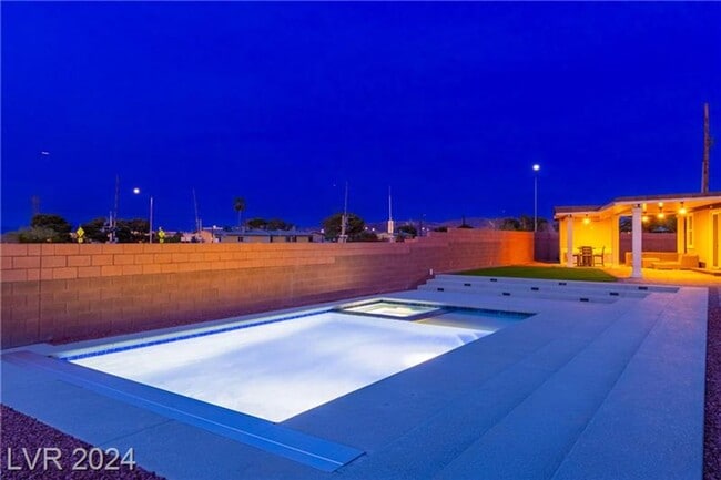 Building Photo - Elevated Desert Living with Strip & Mountain Views – Fully Furnished 6-Bedroom Retreat!