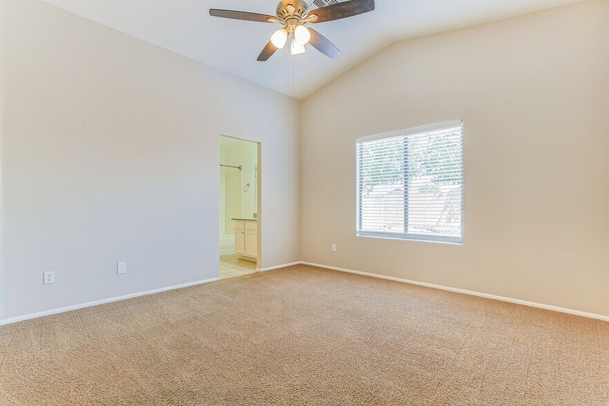 Building Photo - 418 E Penny Ln