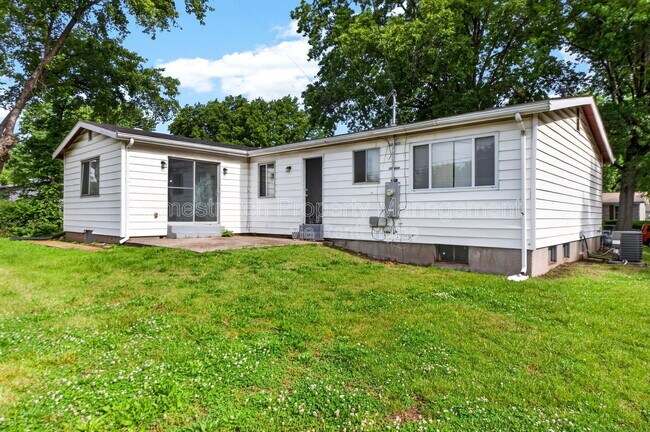 Building Photo - 1310 Petite Dr