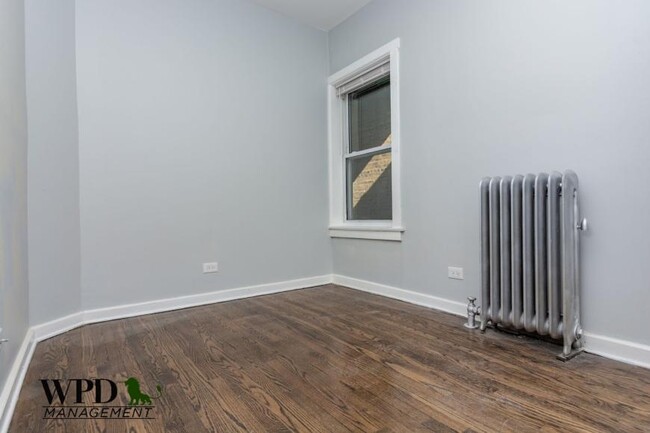 Building Photo - 3 bedroom in South Shore IL 60649