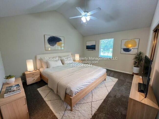 Building Photo - Charming Updated Living Near Historic Downtown Lee’s Summit!