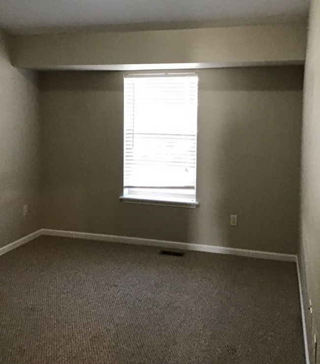 Building Photo - Spacious 3-Bedroom Townhome with Garage - ...