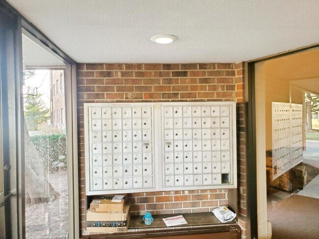 Building Photo - 1500 Robin Cir