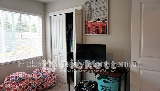 Building Photo - 6477 Hornet Cir NE