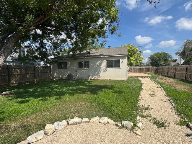 Building Photo - MOVE IN READY 3/2 LOCATED INSIDE 1604/CULE...