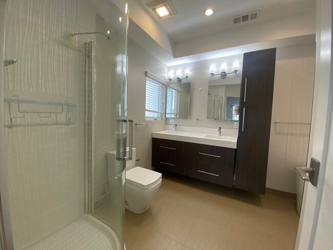 Building Photo - 2149 Carlmont Dr