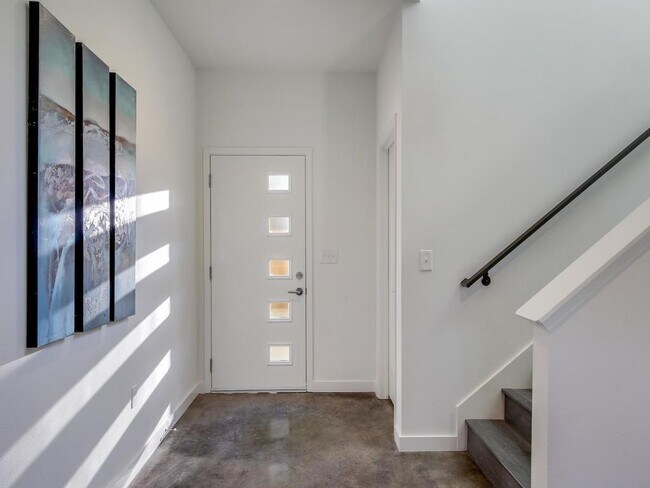 Building Photo - 5600 William Holland Ave