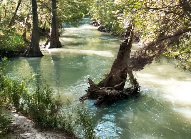 Building Photo - AVAILABLE NOW 4 BD | 2 BA | 2 CAR GARAGE L...