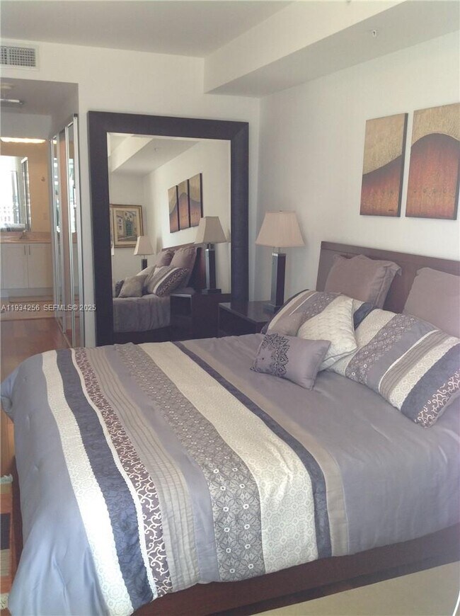 Building Photo - 801 Brickell Key Blvd