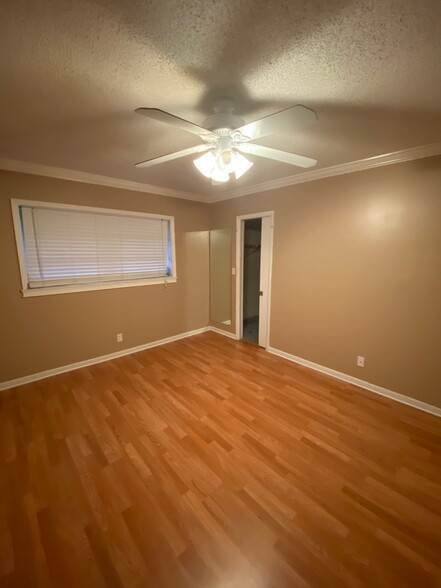 Huge Master with walk in closet - 3951 NE 18th Ave
