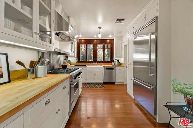 Building Photo - 8050 Jovenita Canyon Dr