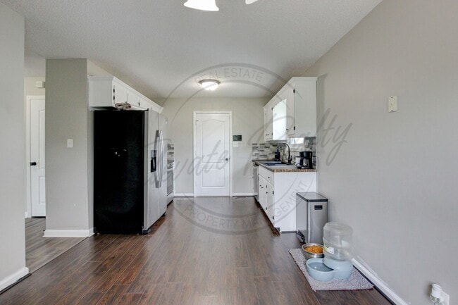 Building Photo - ON SPECIAL! THIS PROPERTY HAS A 1/2 OFF TH...