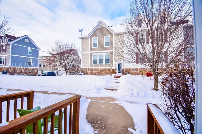 Building Photo - 2 Bedroom 2 Bath Townhome in Urbandale with attached 2 car garage!