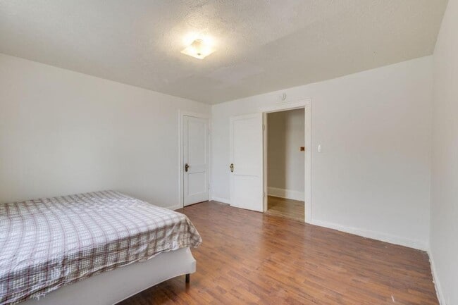 Building Photo - 818 5th St