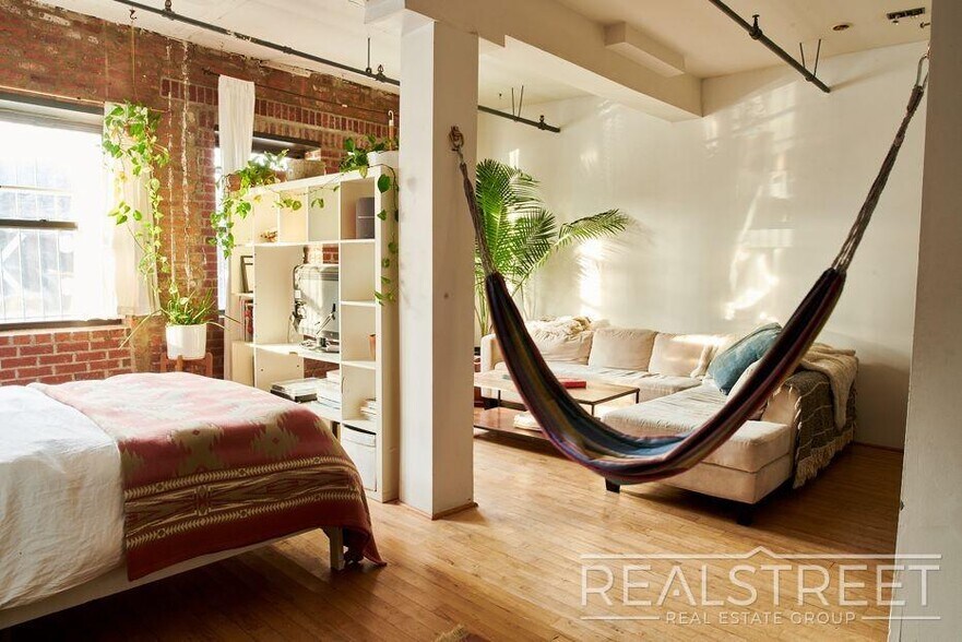 Building Photo - Spacious LOFT in Williamsburg!