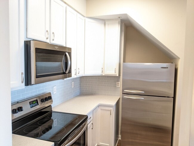 Building Photo - Recently renovated townhome in Ballenger C...