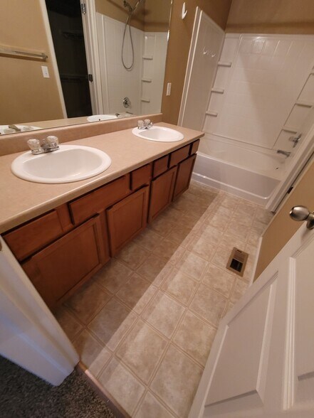 Building Photo - 7323 Bentwater Dr