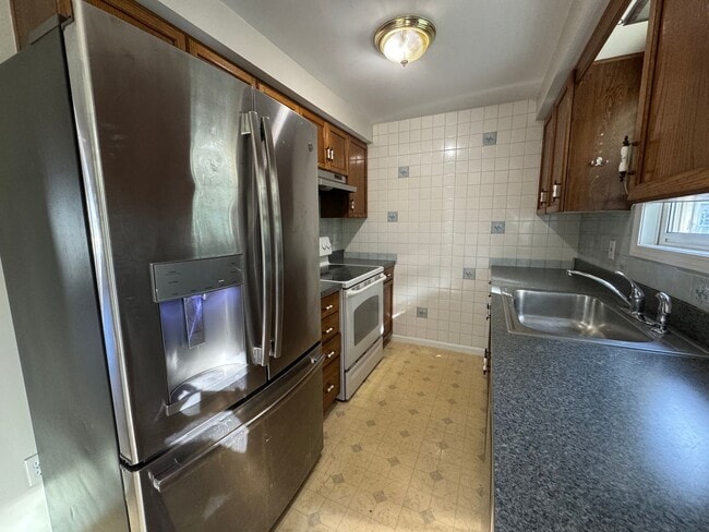 Building Photo - 20 Northwoods Cir