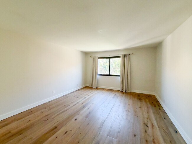 Building Photo - Top Floor Beautiful 2BD 2BA