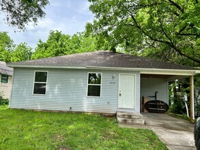 Building Photo - 3 Bedroom 2 Bathroom House