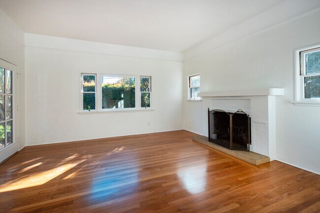 Building Photo - Gorgeously Restored Downtown Home!