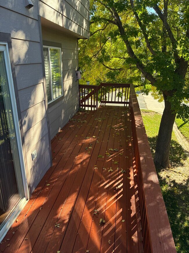 Building Photo - Beautiful 3 bedroom, 2 and 2-1/2 bath Townhome with 2 car attached garage and Finished Basement w...