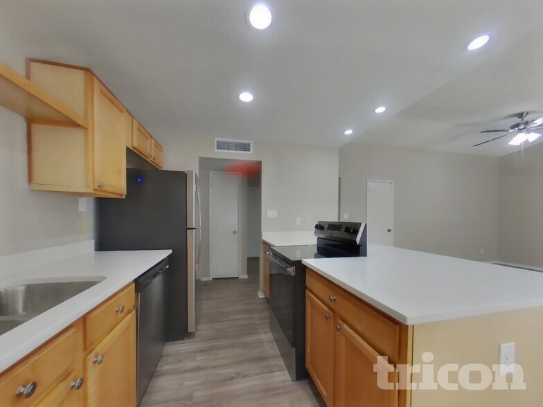 Building Photo - 13601 N 41st St