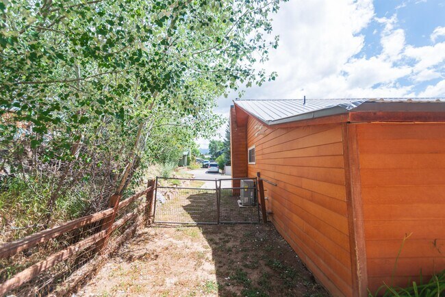 Building Photo - 307 N 3rd St