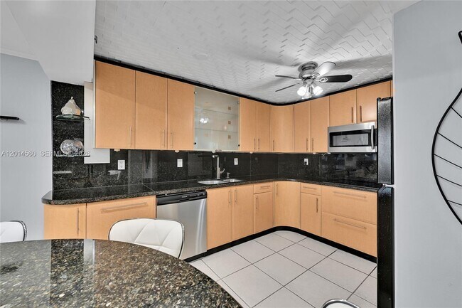 Building Photo - 6039 Collins Ave