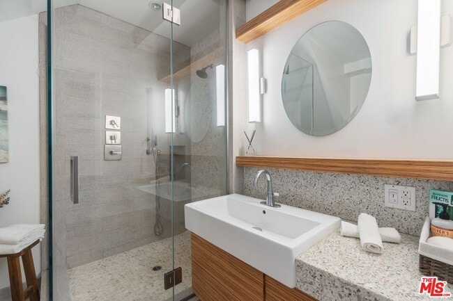 Building Photo - 678 Broadway St