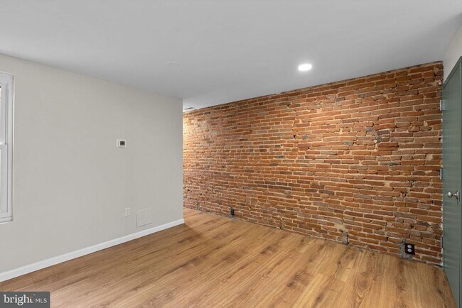 Building Photo - 1305 Light St