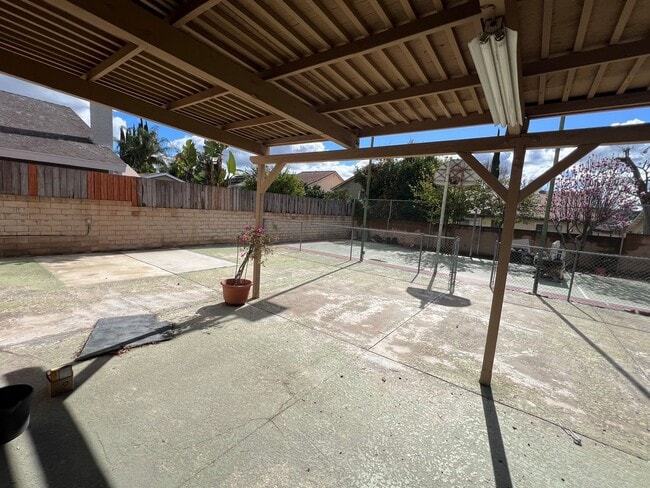 Building Photo - Great Large House ready for you to Make it a Home