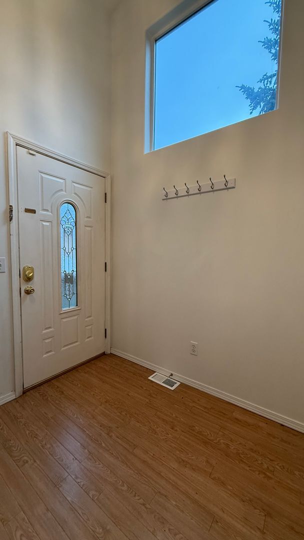 Building Photo - 3 Bed, 2 Bath Townhouse Between Elmore and...