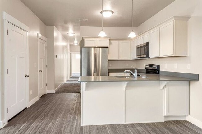 Building Photo - Beautiful Top Level Condo w 1 car garage