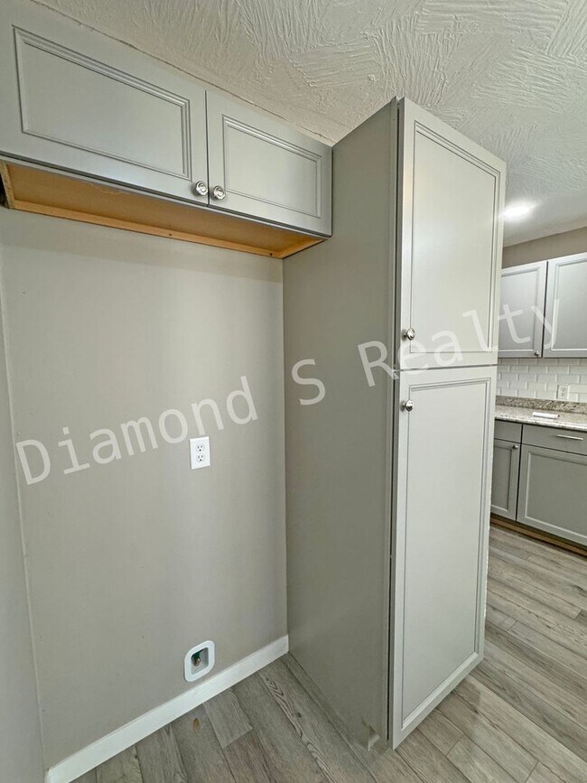 Building Photo - Updated and Located near Mercy Hospital!  4 bedrooms!