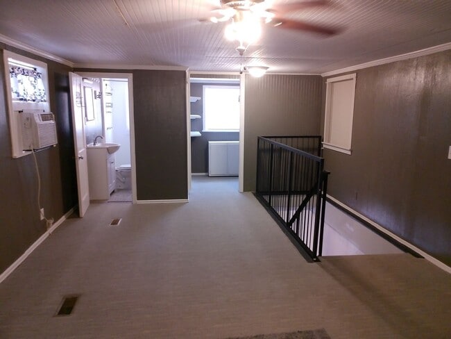 Building Photo - 1 Bedroom Newly Renovated Apartment Move-In Ready