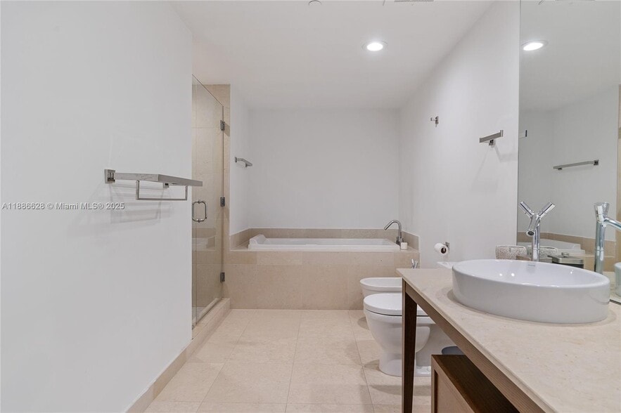 Building Photo - 495 Brickell Ave