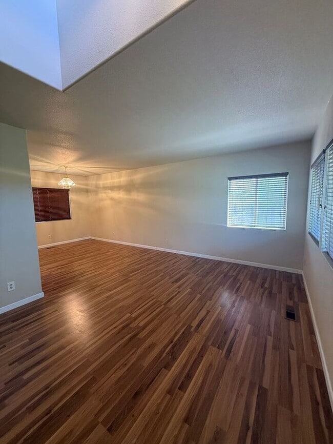 Building Photo - Spacious 3BR/2.5BA Home in Northwest Reno