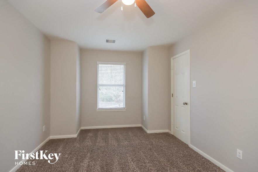 Building Photo - 16426 Rudder Dr