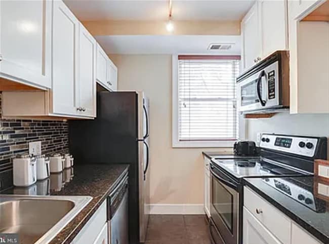 Building Photo - Amazing 2 bedroom/ 1 Bathroom unit with plenty natural light