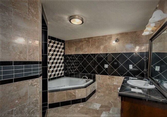 Building Photo - Comfort and Convenience in the Heart of Ke...