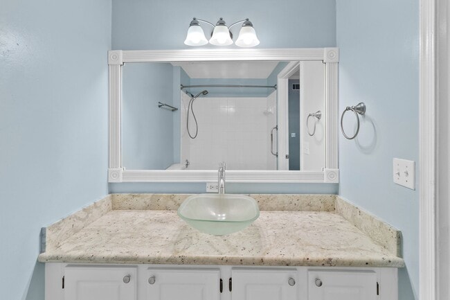 Building Photo - Luxurious 1 Bed / 1 Bath Condo in The Link...