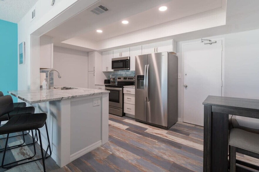 Building Photo - 205 Jimmy Buffett Mem Hwy