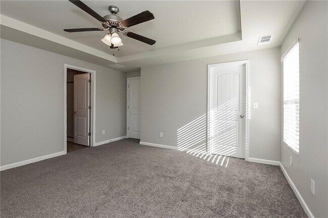 Building Photo - 607 Royal Crest Ct